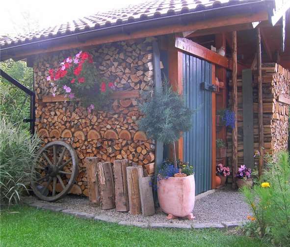 Die Holzlagerung, vor allem von Scheitholz, ist platzintensiv – auch das muss mit bedacht werden.Foto: Landesforsten RLP/Johannes Krisinger