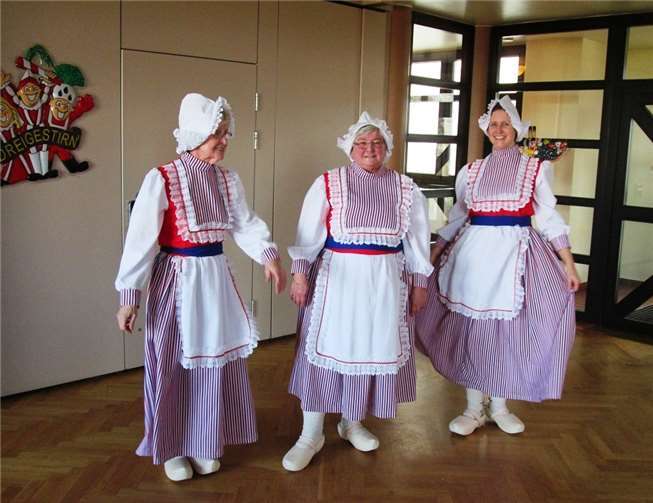 Die Holzschuh-Tänzerinnen, v.l. Gerda Bayer, Maria Wolf und Ursula Bayer.