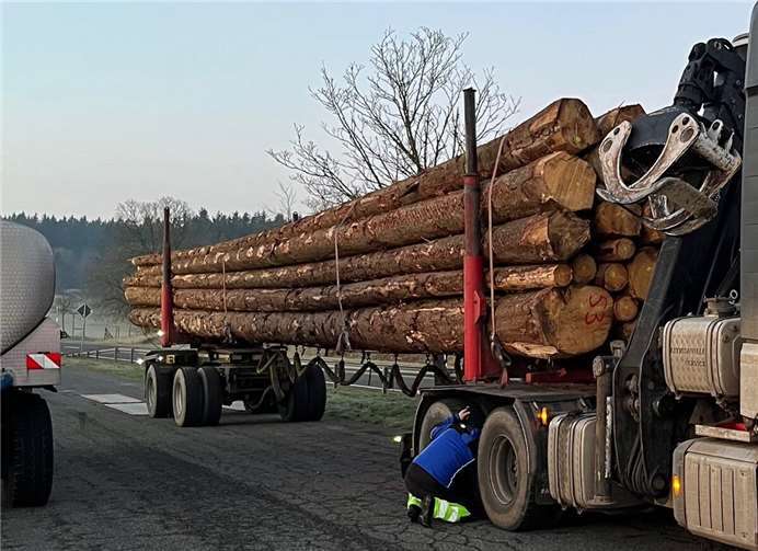 Die Holztransporter waren doppelt so schwer beladen wie erlaubt.Foto: Polizei Euskirchen