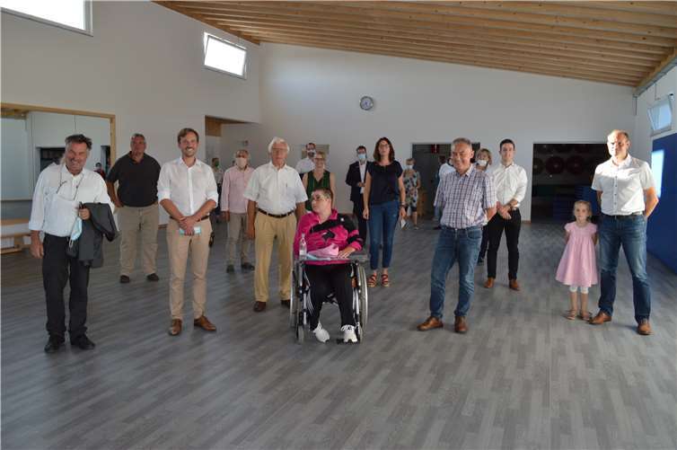 Die Honorationen mit dem Vorstand in der neuen Gymnastikhalle des SV Kripp. Fotos: AB