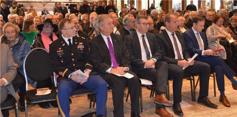 Die Honorationen: v.li. Oberst John K. Baker P.E., Bürgermeister der VG Unkel Karsten Fehr, Kreisbeigeordneter Horst Gies, Staatssekretär im Ministerium des Inneren und für Sport Randolf Stich und Bürgermeister von Remagen Björn Ingendahl bei der Gedenkfeier im Foyer der Rheinhalle. Fotos: AB