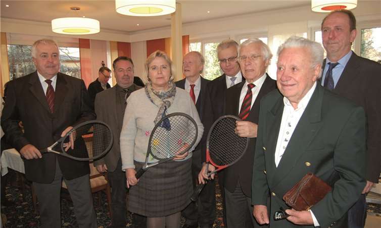 Die Honoratioren beim Neujahrsempfang des TC Blau-Weiß. V.l.: Guido Ernst (MdL), Friedhelm Münch (Kreisbeigeordneter), Gabriele Hermann-Lersch (Stadtbürgermeisterin), Dieter Kamptz (Tennisbund), Willi Distelrath (VoBa), Fritz Langenhorst (Sportbund), Dr. Walter Rath (Mitgründer des TC), Uli Adams (Vorsitzender des TC). FA