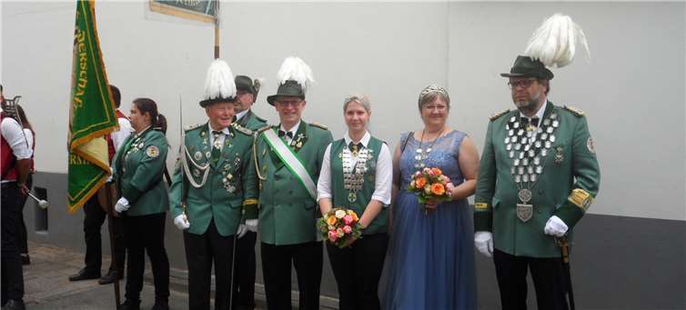 Die Honoratioren stehen zur Abnahme der Parade bereit.Fotos: IT