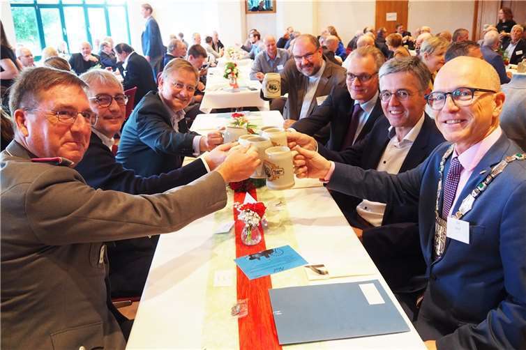 Lukasmarkt in Mayen offiziell mit würdigem Empfang eröffnet Die Honoratioren stoßen mit dem Oberbürgermeister auf gutes Gelingen des 618. Lukasmarktes an.