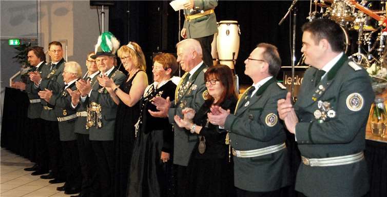 Die Honoratioren und aktuellen Würdenträger eröffneten mit ihrem Aufmarsch den traditionellen Königsball in der Stadthalle von Ransbach-Baumbach. Fotos: KER