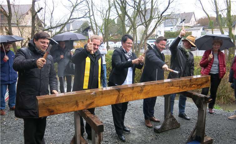 Die Honoratioren versuchen sich beim Nageln. WR