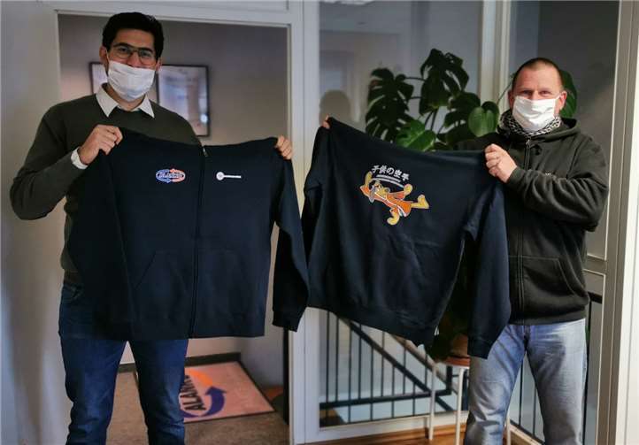 Die Hoodies wurden vom Trainer Guido Bögeholz in Sinzig bei Alanko in Empfang genommen.Foto: TV Remagen