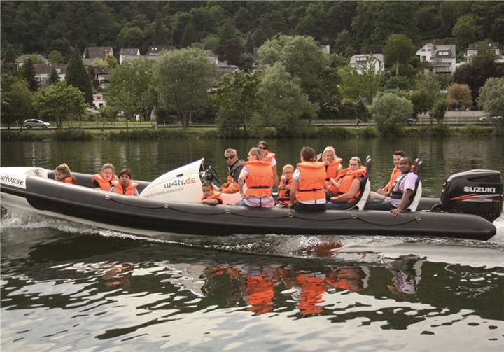 Die Hoppetosse flitzte über die Mosel in schnellen Kurven und engen Kreisen bis die Gischt spritzte. privat