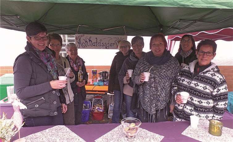 Die „Horser Mokkatässjer“, die Horhausener Möhnen, luden an ihrem Stand zur Stärkung ein.