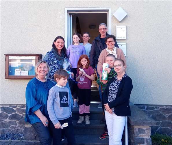 Die Hortgruppe mit den Damen des Inner Wheel Clubs, dem Team der „Pusteblume“ sowie Gabriele Schmid, Leitung des Beratungs- und Betreuungszentrums für Kinder der Lebenshilfe (hinten).  Foto: Lebenshilfe Mayen-Koblenz
