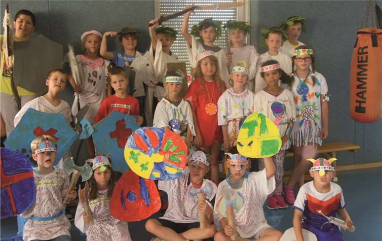 Die Hortkinder als Ritter, Römer, Indianer und Wikinger. privat
