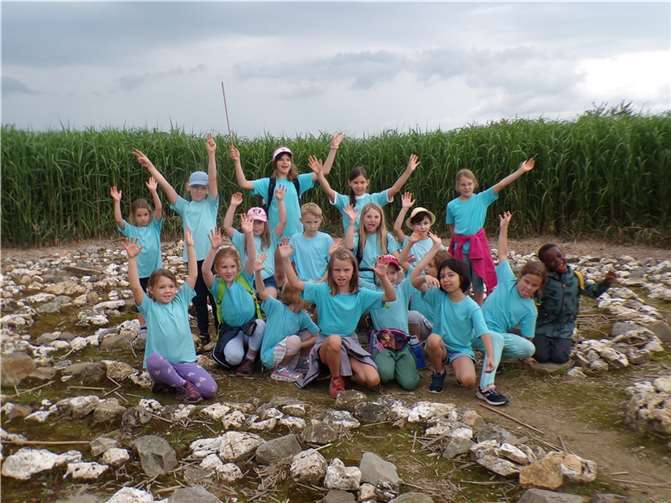 Die Hortkinder am Ziel des Schilflabyrinth.