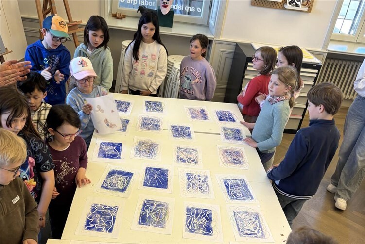 Die Hortkinder bei der Betrachtung der fertigen Kunstwerke im Museum.