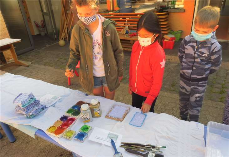 Die Hortkinder bei der Papierherstellung.Fotos: privat