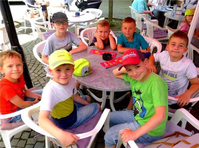 Die Hortkinder des Schlossgartens Kärlichgenossen leckeres Eis bei schönem Wetter. privat