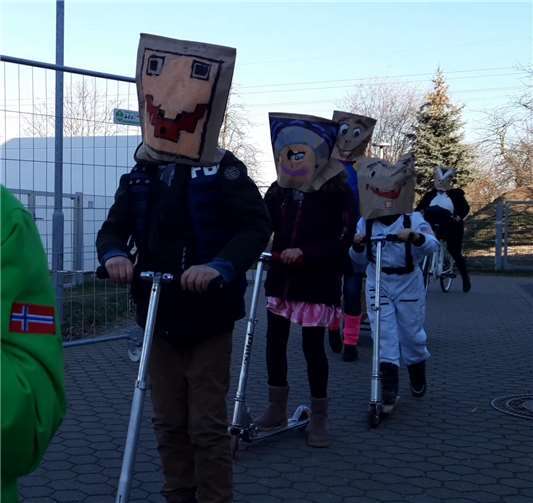 Die Hortkinder, d.h. die Sechs- bis Zehnjährigen der Einrichtung, veranstalteten mit Kettcars, Funcars und Rollern ihren eigenen kleinen Schwerdonnerstags-Umzug rund um die Rheinlandhalle herum.Foto: privat