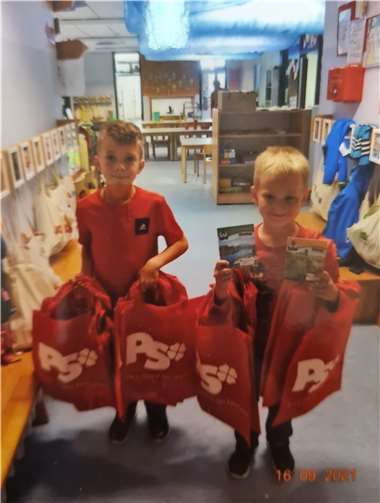 Die Hortkinder freuen sich über die gespendeten Taschen. Foto: Kita Kunterbunt