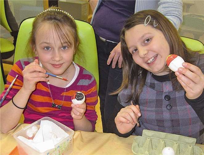 Die Hortkinder hatten viel Spaß beim Bemalen der Ostereier. privat