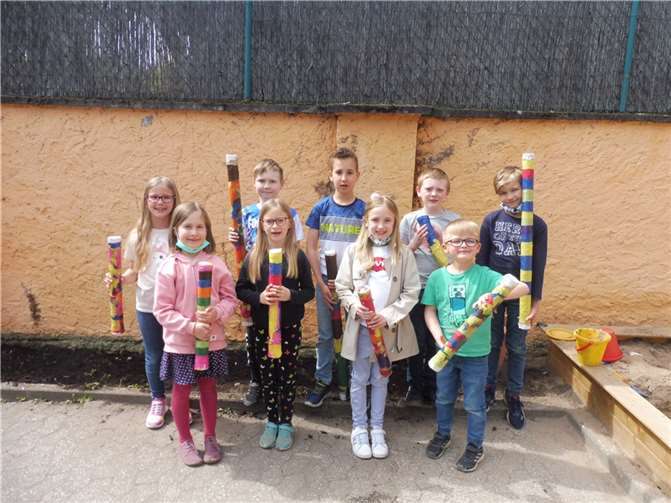 Die Hortkinder mit den fertigen Regenmachern.