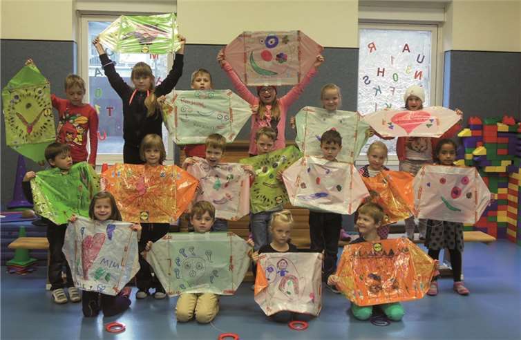 Die Hortkinder mit den selbstgebauten Schleppdrachen.