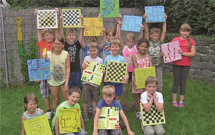 Die Hortkinder mit ihrem selbst gestalteten Spielbrett. privat