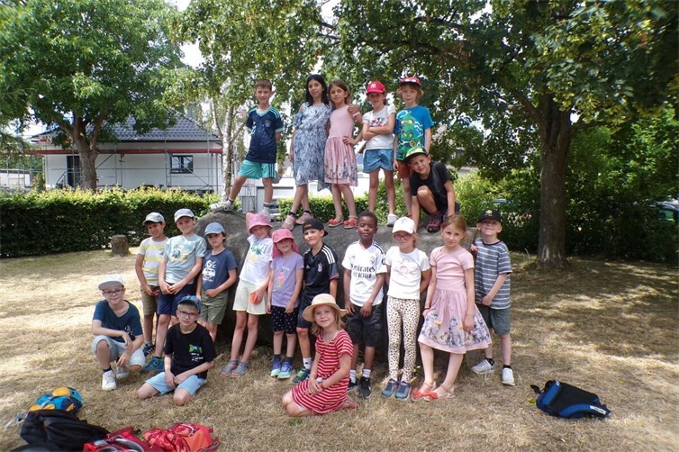 Die Hortkinder nach dem Minigolfspielen auf dem Spielplatz