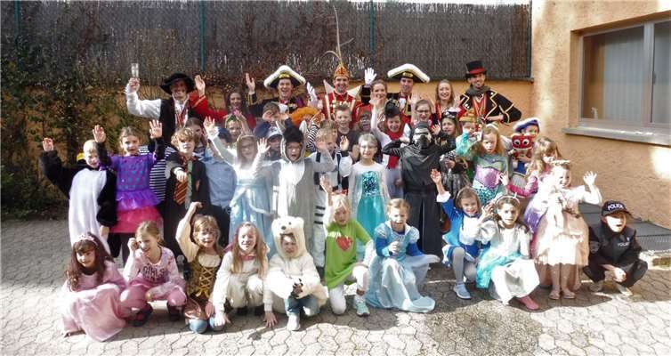 Die Hortkinder und der Hofstaat.