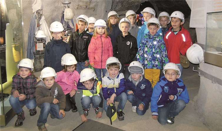 Die Hortkinder unter Tage im Schieferbergwerk in Mayen.
