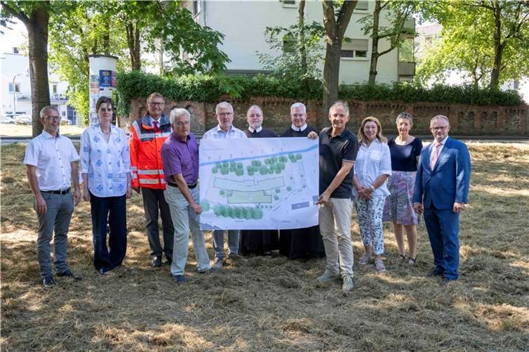 Die Hospiz-Stiftung für den Landkreis Neuwied gGmbH hat gemeinsam mit Neuwieds Oberbürgermeister Jan Einig die Pläne für den Bau des neuen „Rhein-Wied Hospiz“ vorgestellt.  Fotos: Peter Seydel