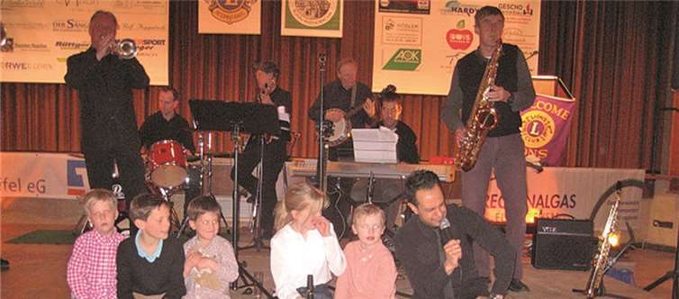 Die Hot Jazz Boys mit ihren jüngsten Fans und der Klarinettistin Elisabeth Bross (4.v.links). privat