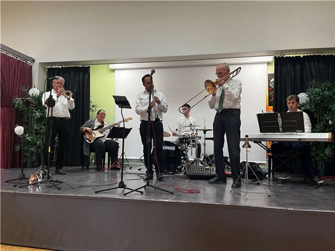 Die „Hot Jazz Boys“ (v.l.): Wolfgang Volkert (Trompete), Claudia Lehleitner (Bass), Richard Recker (Klarinette, Vocals), Moritz Linten (Schlagzeug), Gerald Routschka (Posaune), Heiner Claessen (Piano). Foto: privat