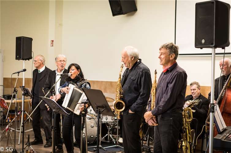 Die „Hot Jazz GmbH“, deren Anfänge bereits bis zu den 80er Jahren reichen, begeisterten als ewig Junggebliebene das Publikum von Beginn an mit einem schwungvollen Mix aus Dixie, Soul und bekannten Evergreens. Foto: privat