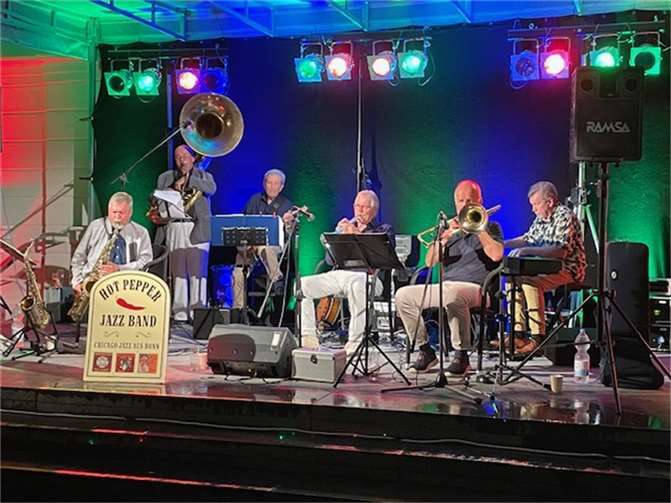 Die „Hot Pepper Jazz Band“ aus Bonn war zu Gast auf dem Marktplatz.  Foto: Lebendiger Marktplatz Remagen e.V.