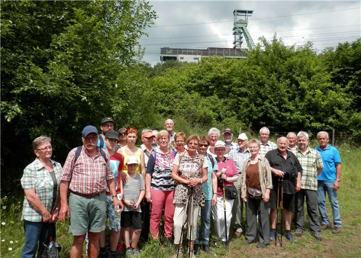 Die Hümmericher Wandergruppe vor dem Förderturm der Grube Georg. Foto: privat