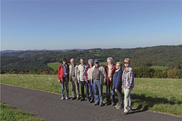 Die Hümmericher Wanderinnen und Wanderer wurden mit ganz besonderer Fernsicht auf die Höhen und Täler des vorderen Westerwaldes und des Siebengebirges belohnt.privat