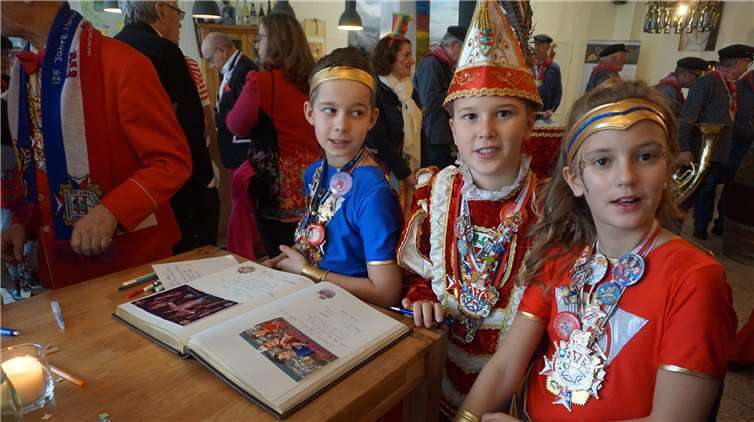 Die „Hünnijer Helden“ trugen sich in das Goldene Buch der Stadt ein.