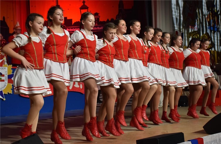 Die Hünnijer Mädche legten einen tollen Tanz auf die Bühnenbretter der Sprudelhalle. 