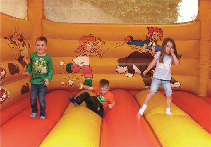 Die Hüpfburg stand bei den Kids besonders hoch im Kurs.