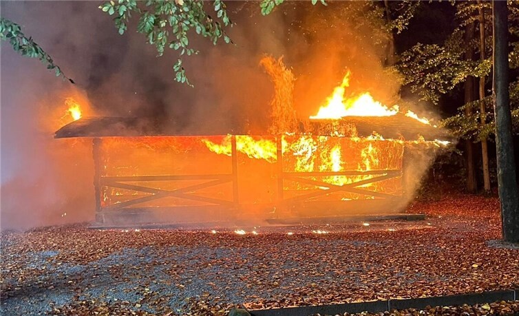 Welle der Solidarität nach Brand der Feuerwehrhütte in Hillscheid Die Hütte stand lichterloh in Flammen.  Foto: Stephan Schnelle/Ortsgemeinde Hillscheid