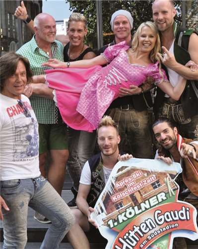 Die Hüttengaudi-Stars tragen Kölns„Trainer-Queen“ Ulrike Kriegler auf Händen: Jürgen Drews, Norman Langen und die Jungs von voXXclub. privat