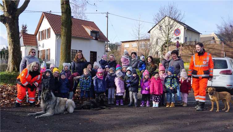 Die Hundeführer der Bundesrettungshundestaffel Westerwald e. V. sorgten während einer „Vermisstensuche“ mit ihren vierbeinigen Begleitern für Faszination und Begeisterung bei ihren jungen Helfern. Foto: privat