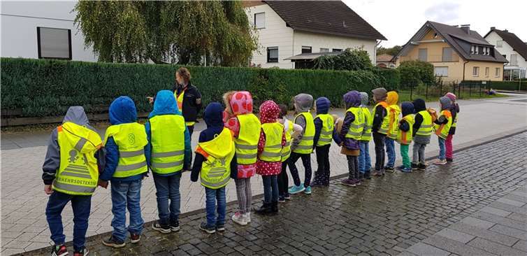 Die Hundeklasse (1a) beim Fußgängertraining. Foto: privat