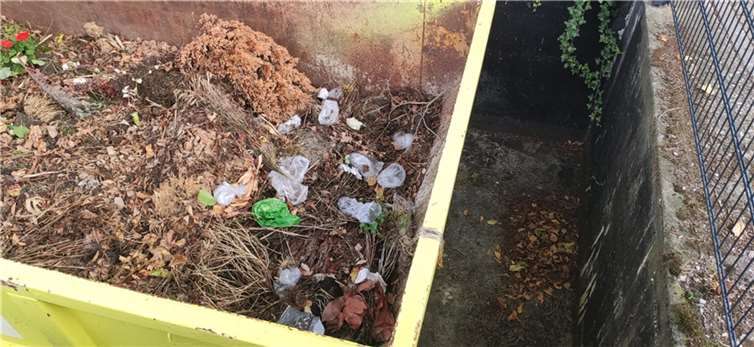 Die Hundekotbeutel im Friedhofscontainer. Quelle: Ortsgemeinde Oberfell