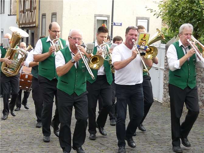 Die Hunsrückmusikanten Lieg begleiteten dieWeinmajestäten per musikalischem Umzug zum Festplatz.