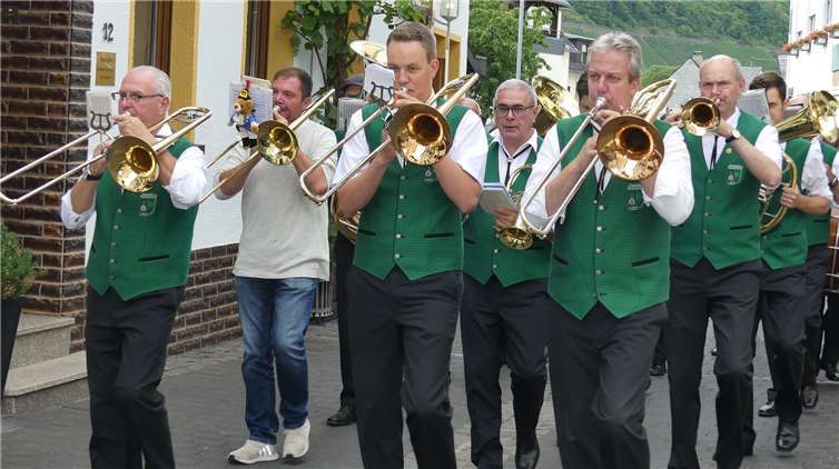 Die Hunsrückmusikanten aus Lieg begleiteten traditionell des Festumzug durch die Moselgemeinde.