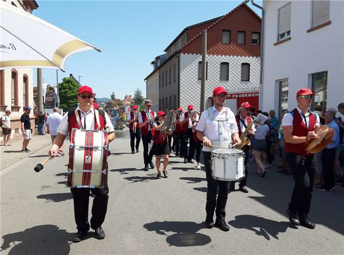 Die Husaren auf den Straßen von Annweiler. Fotos: Rote Husaren