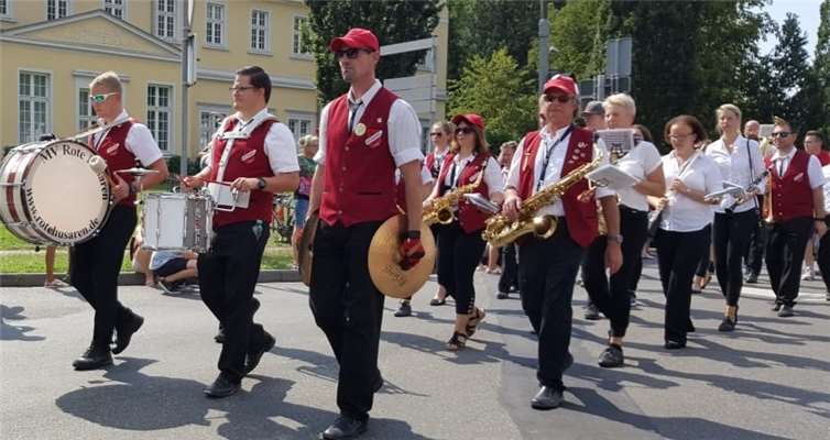 Die Husaren beim Blumenkorso 2019. Foto: privat