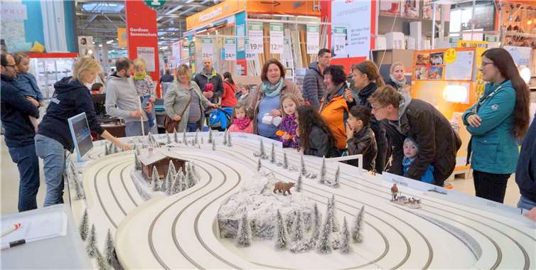 Die Husky-Schlitten-Rennbahn zieht immer wieder viele Besucher in ihren Bann. MT