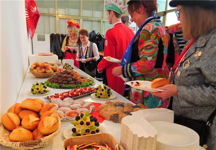 Die HwK verwöhnte ihre Gäste mit Köstlichkeiten aus den Lehrwerkstätten der Fleischer, Bäcker und Konditoren.