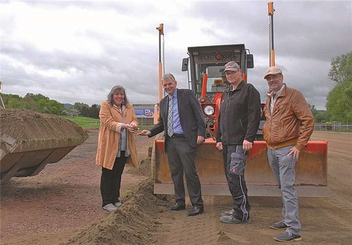 Die Hybridrasenlösung beeindruckte (von links) Hauptamtsleiterin Barbara Vogt, Bürgermeister Claus Peitz, Ortsvorsteher Gerhard Masberg und den Leiter des Tiefbauamtes, Klaus Hillesheim, während eines Ortstermins.Stadtverwaltung/Maurer